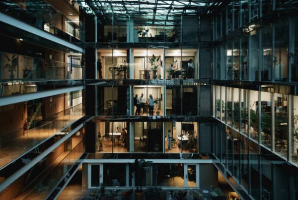 Multinational team working together in a hybrid meeting